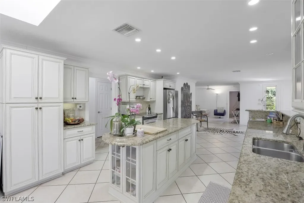 619 Neapolitan Way Naples FL 34103