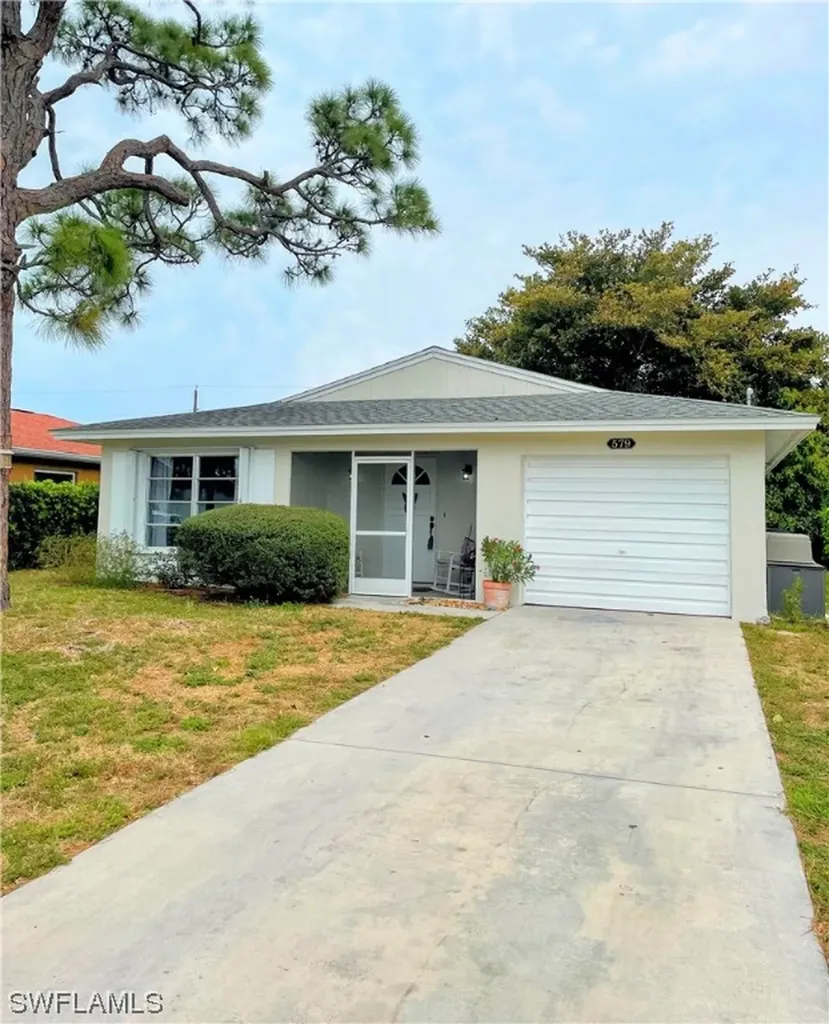 579 93rd Avenue N Naples FL 34108