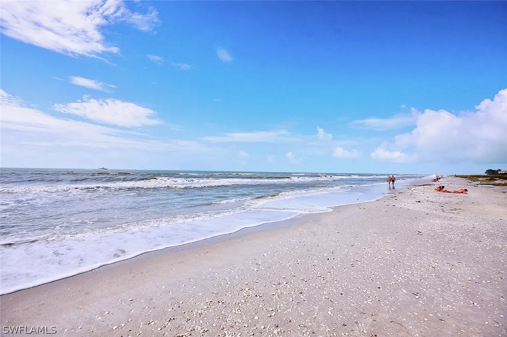 479 Las Tiendas Lane Sanibel FL 33957