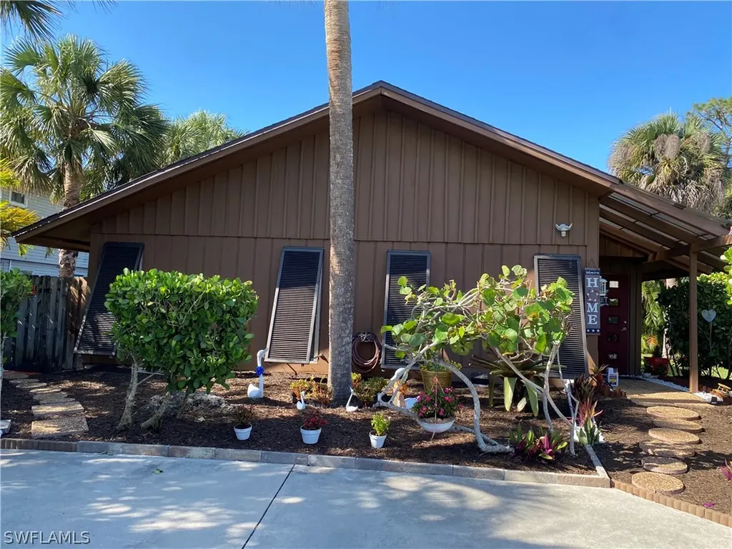 1713 Bay Street Naples FL 34112