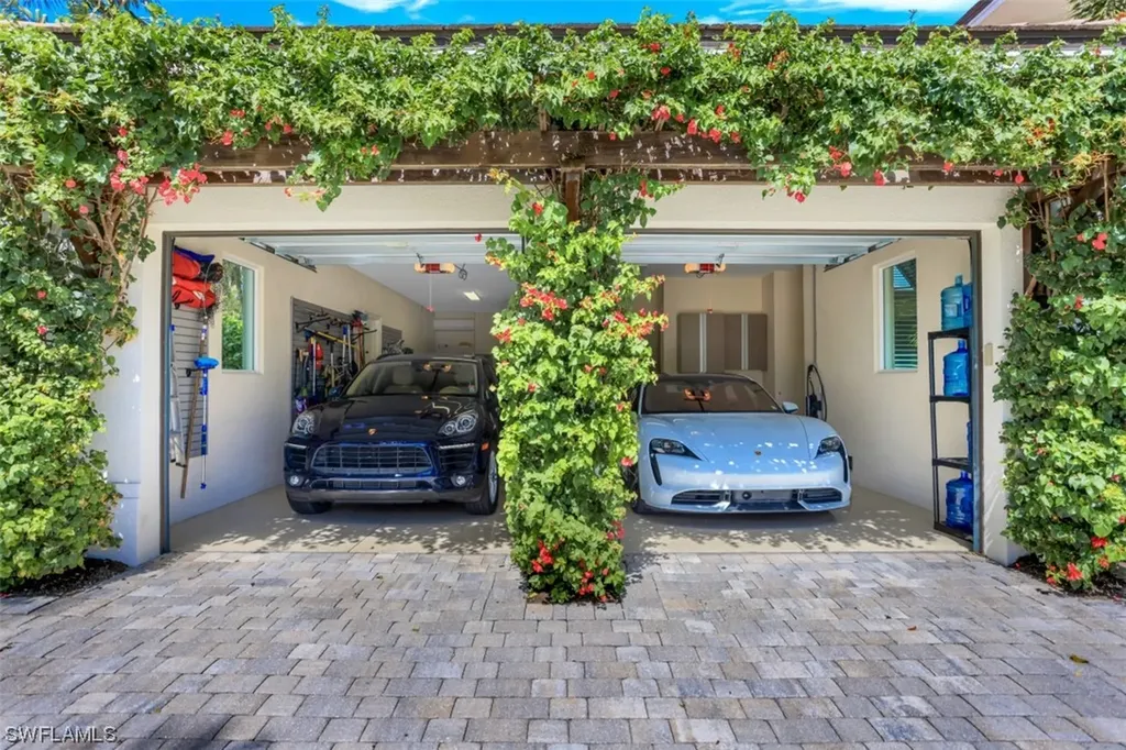 569 Neapolitan Way Naples FL 34103