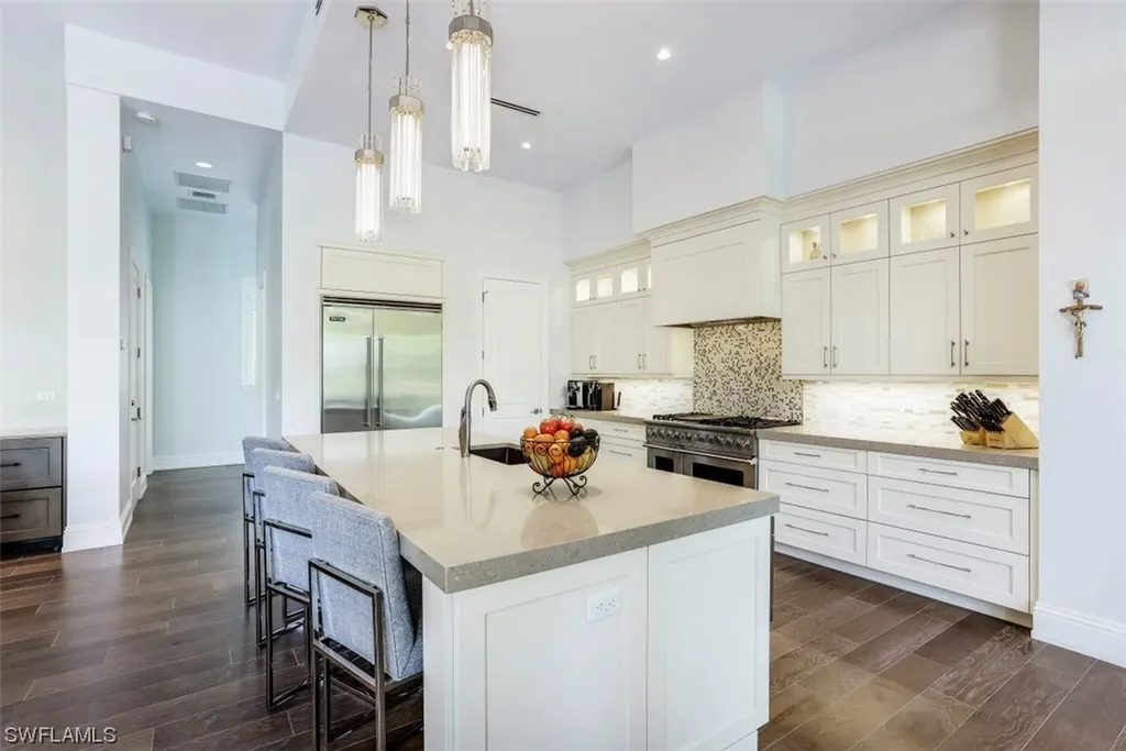 569 Neapolitan Way Naples FL 34103