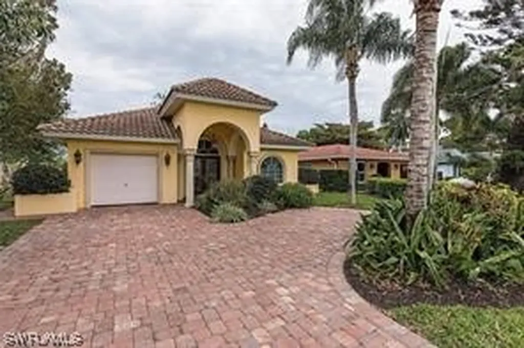 571 93rd Avenue N Naples FL 34108