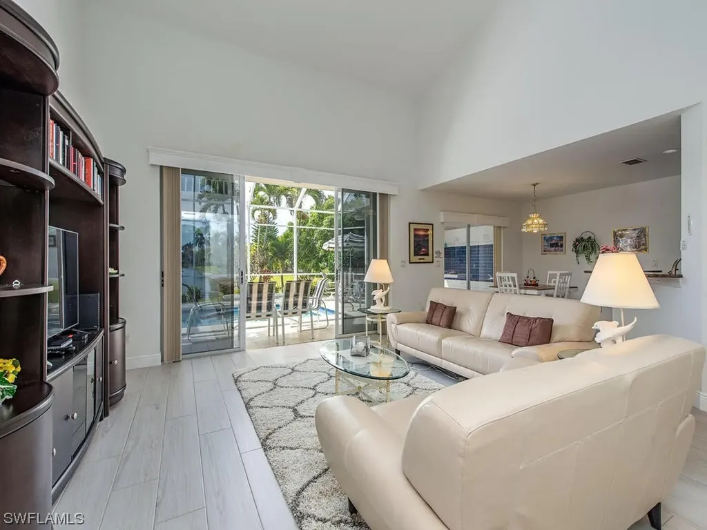 2089 Piccadilly Circus Naples FL 34112