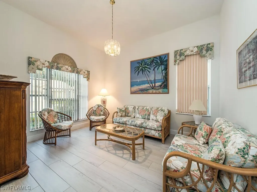 2089 Piccadilly Circus Naples FL 34112