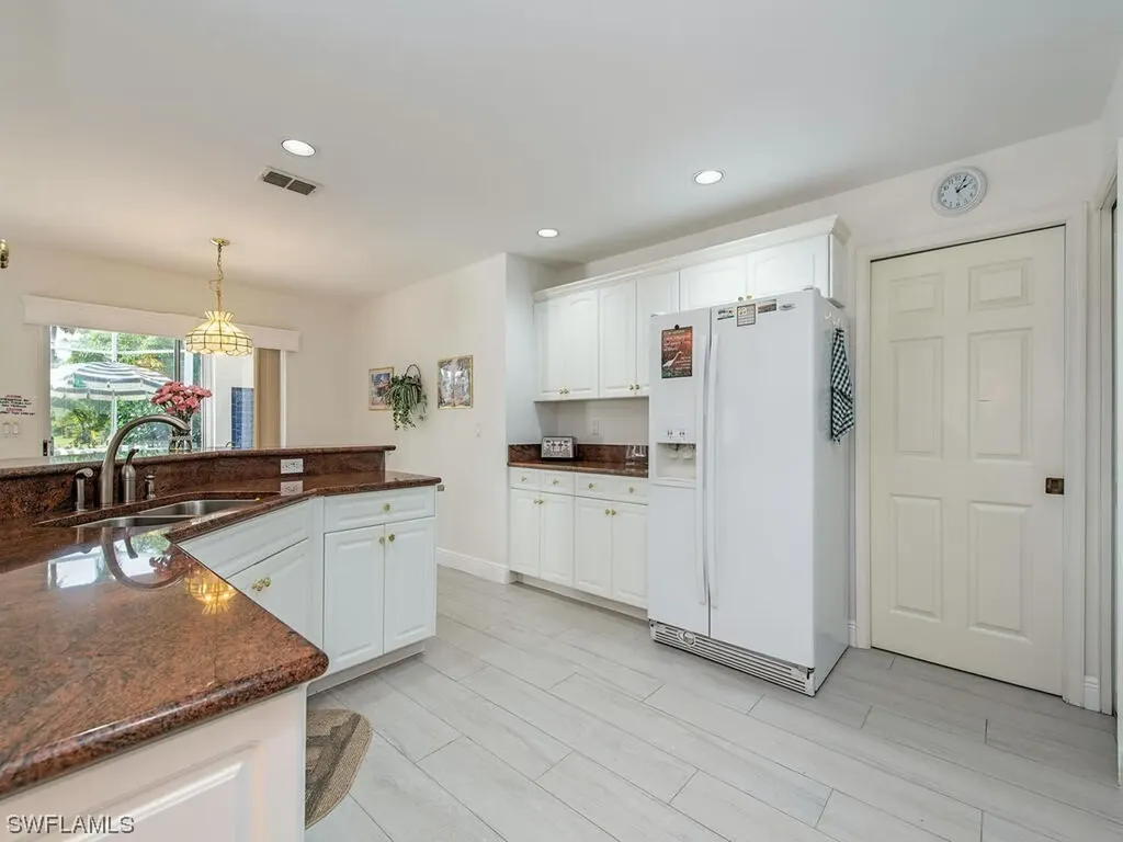 2089 Piccadilly Circus Naples FL 34112