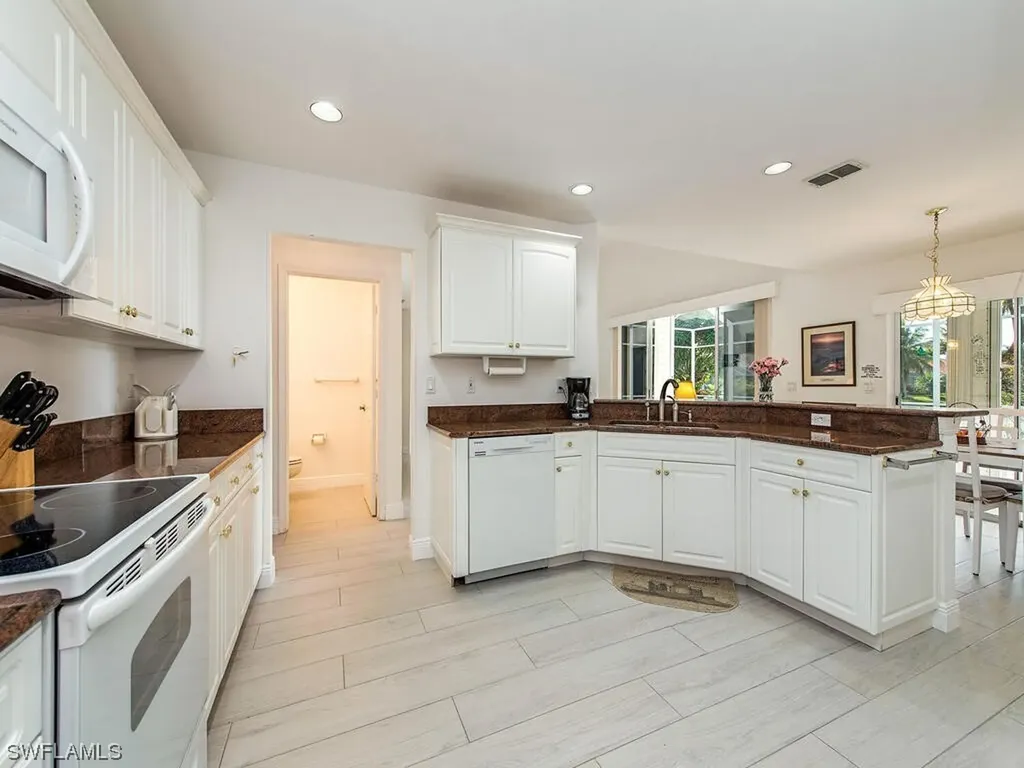2089 Piccadilly Circus Naples FL 34112