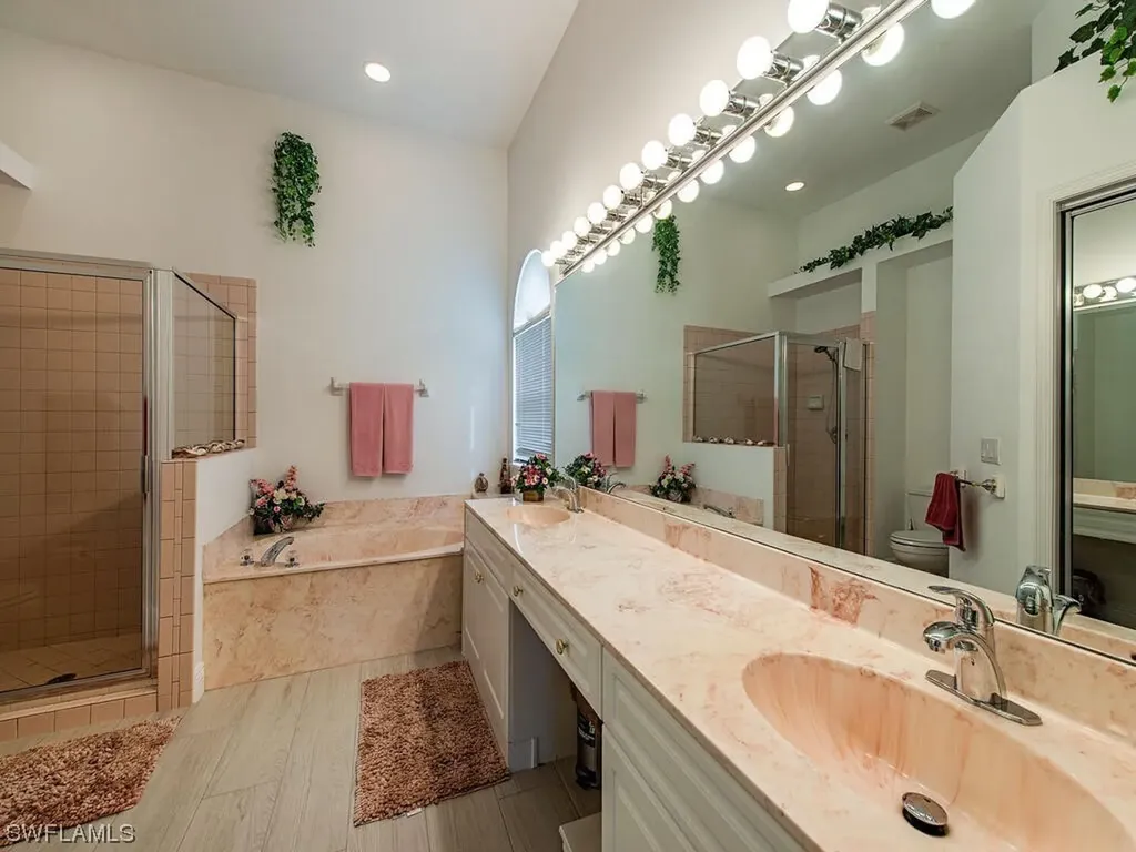 2089 Piccadilly Circus Naples FL 34112