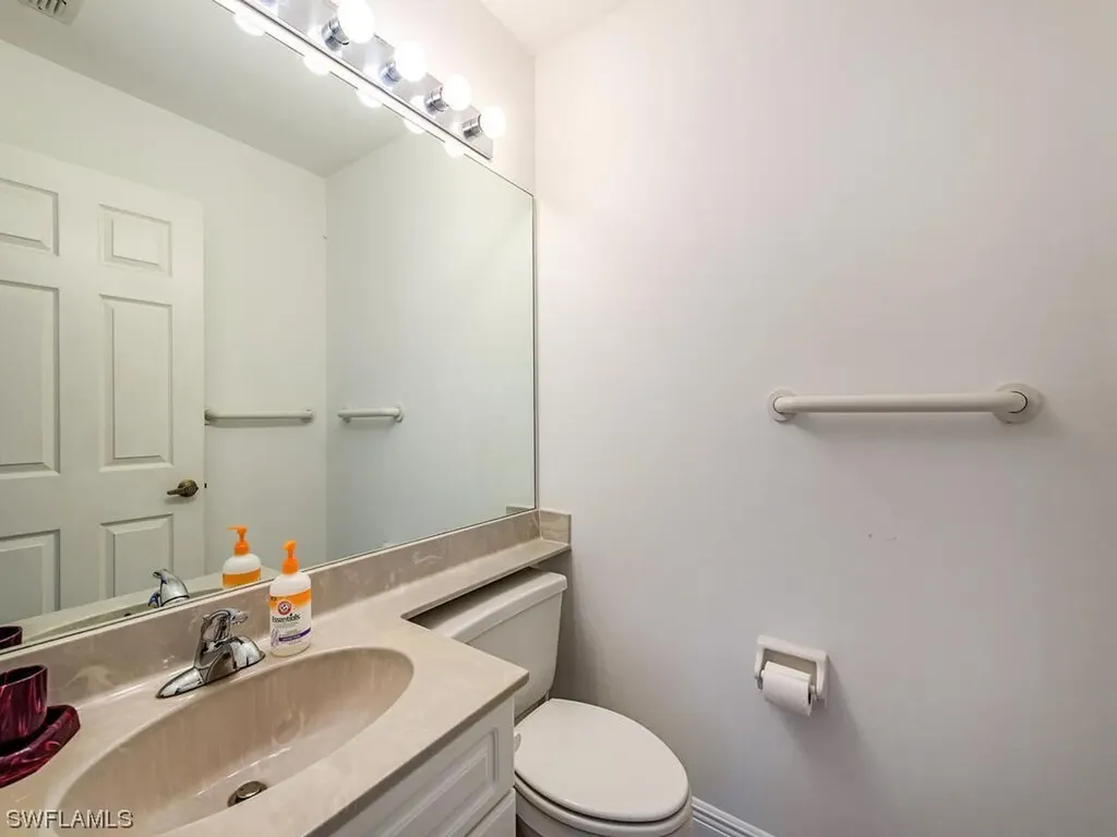 2089 Piccadilly Circus Naples FL 34112