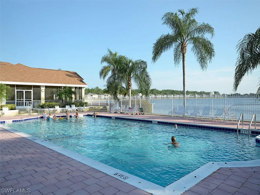 2089 Piccadilly Circus Naples FL 34112