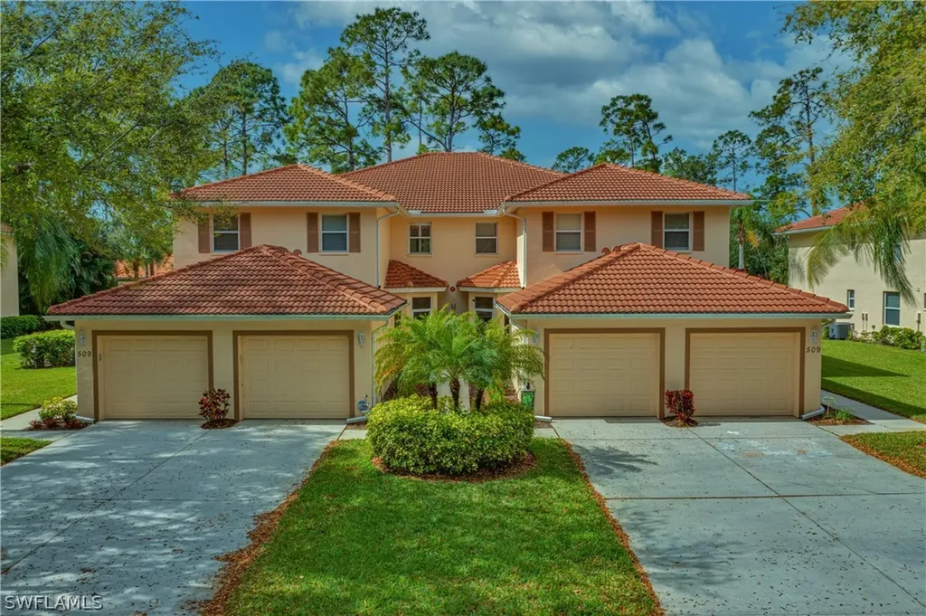 Naples FL, 509 Robin Hood Circle, Unit 202