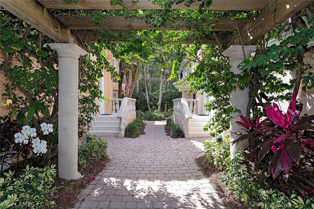 515 Via Veneto Naples FL 34108