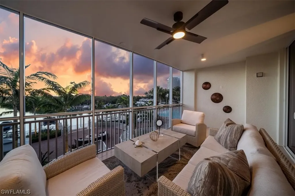 Naples FL, 13665 Vanderbilt Drive, Unit 302