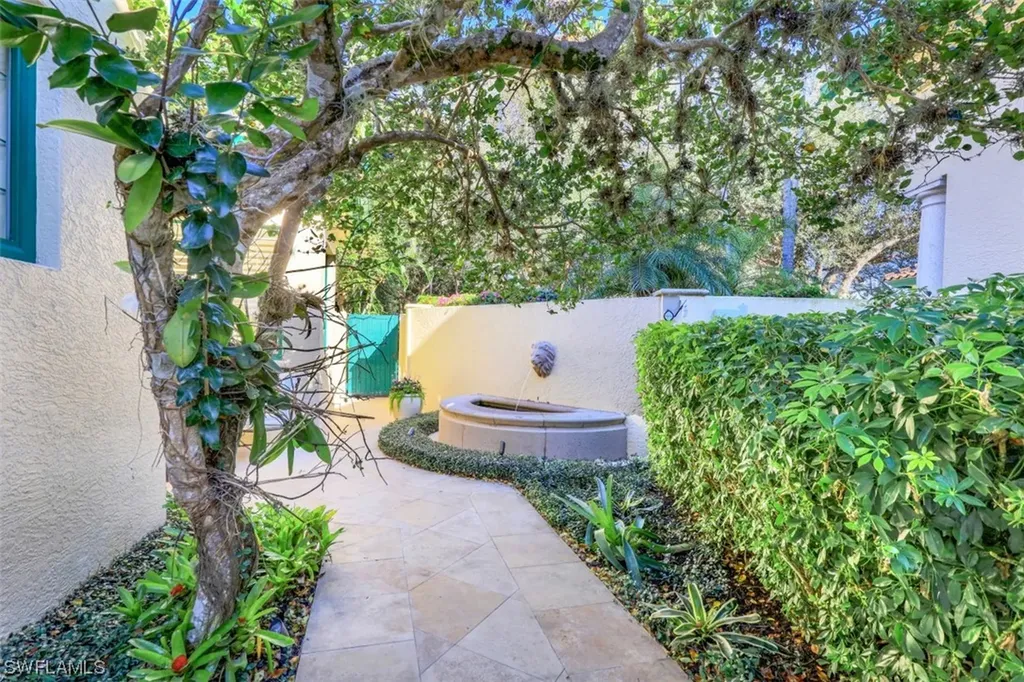 7833 Via Vecchia Naples FL 34108