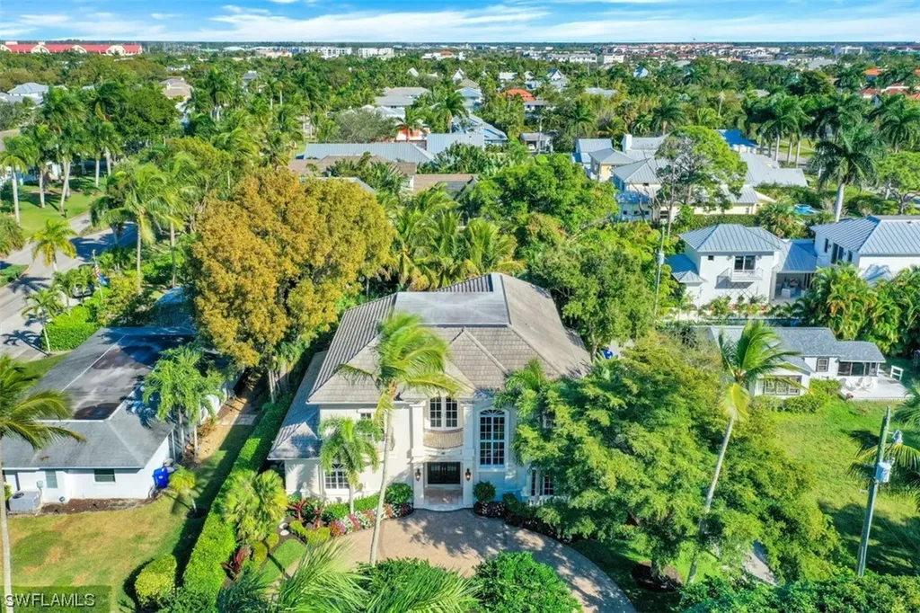 33 3rd Street S Naples FL 34102