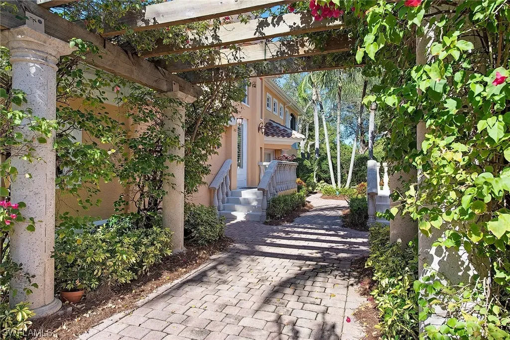 Naples FL, 575 Via Veneto, Unit 202