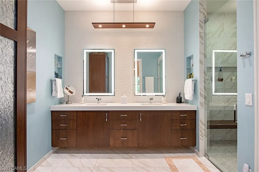 575 Via Veneto Naples FL 34108