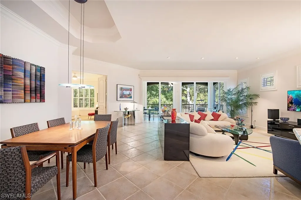 575 Via Veneto Naples FL 34108