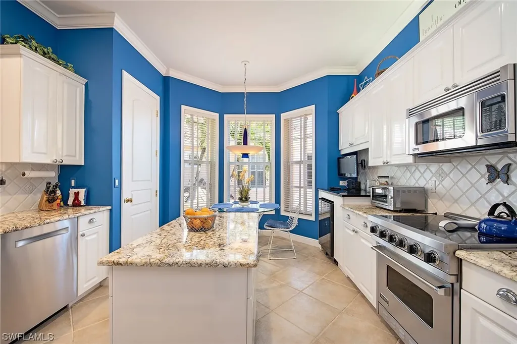 575 Via Veneto Naples FL 34108
