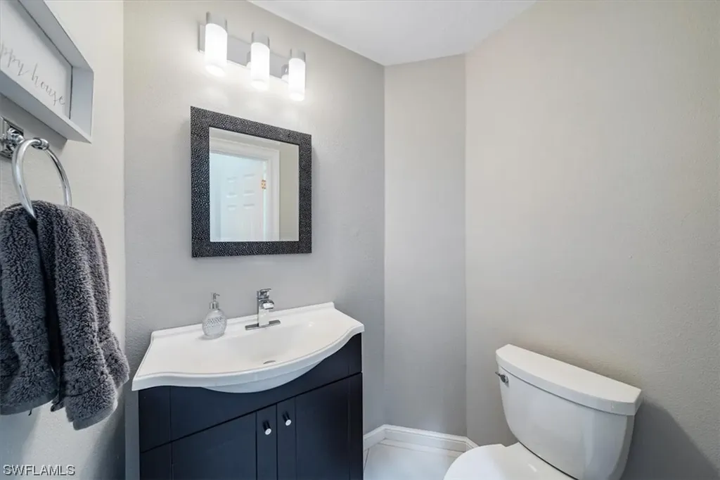 64 Fountain Circle Naples FL 34119