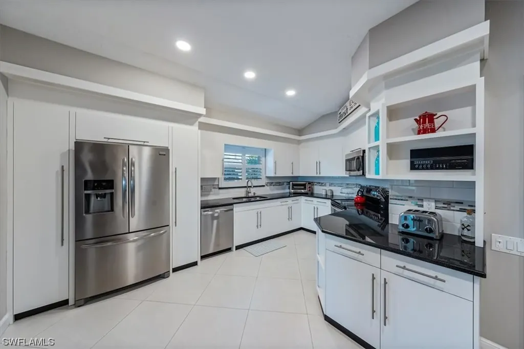 64 Fountain Circle Naples FL 34119
