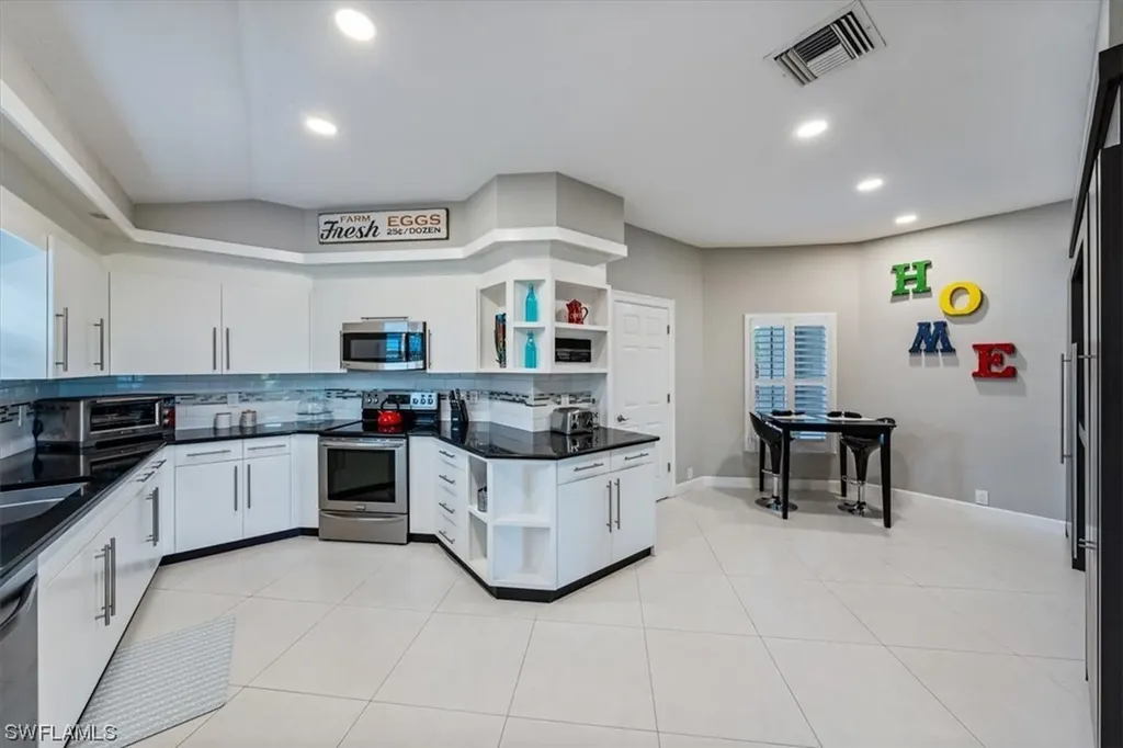64 Fountain Circle Naples FL 34119