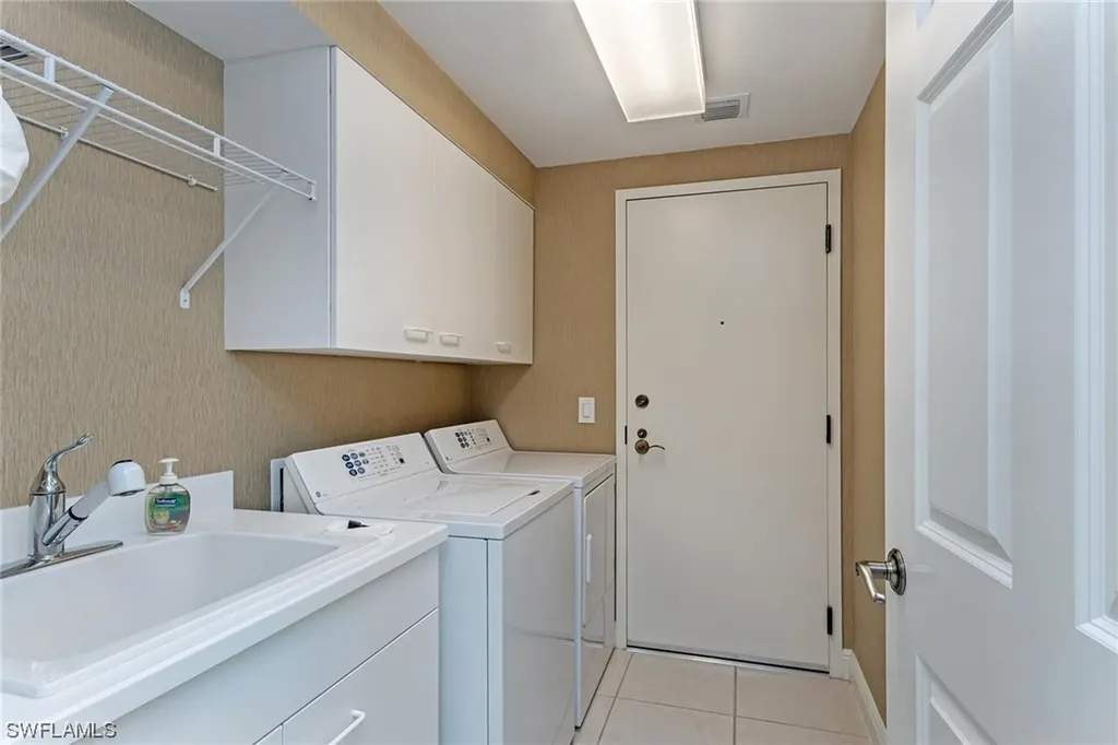 445 Cove Tower Drive Naples FL 34110