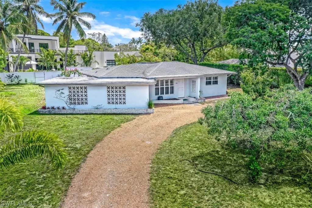566 Palm Circle E Naples FL 34102