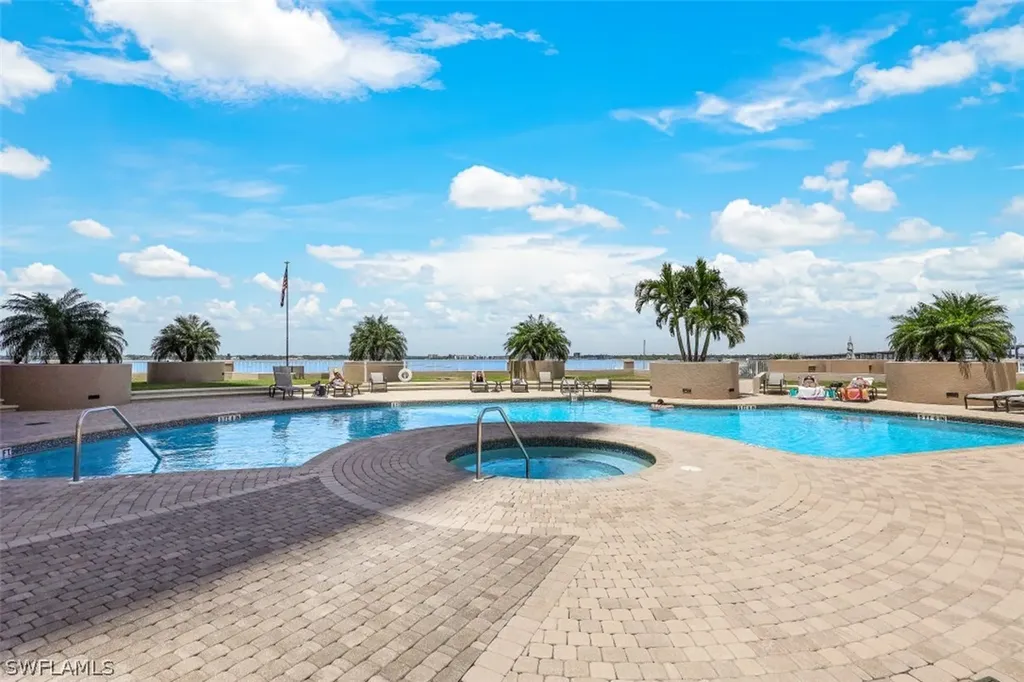 2090 W 1st Street Fort Myers FL 33901