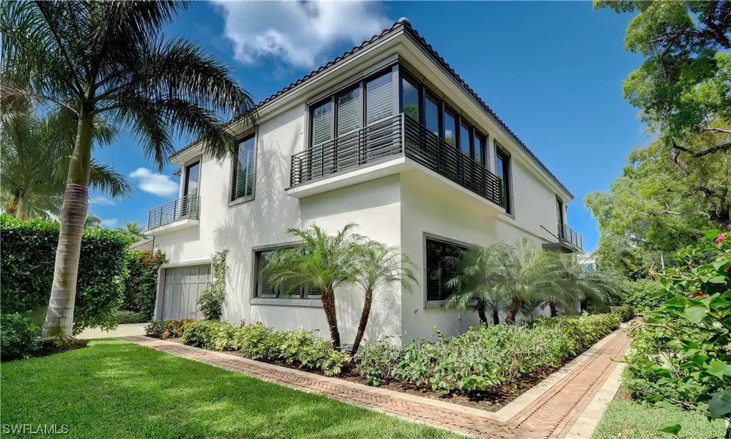 380 1st Avenue N Naples FL 34102