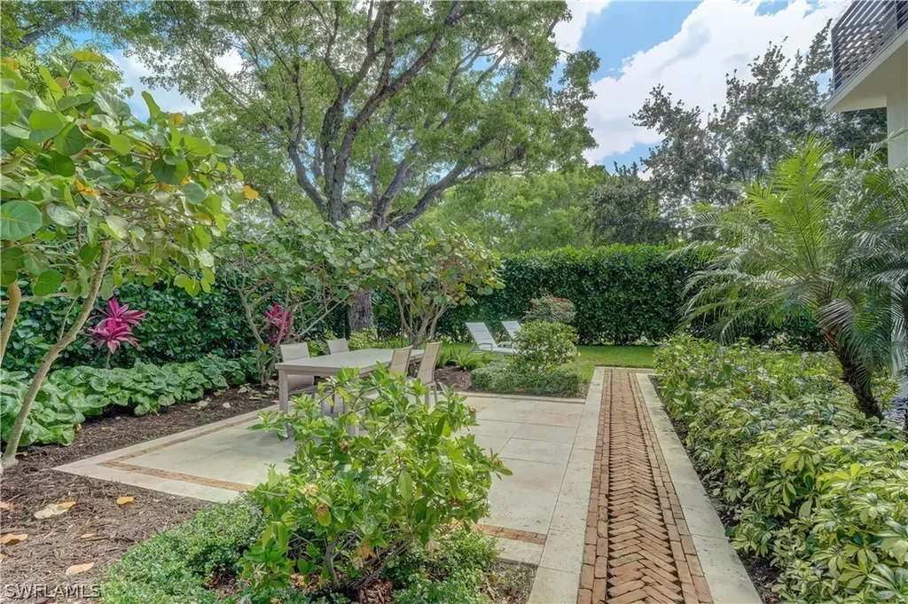 380 1st Avenue N Naples FL 34102