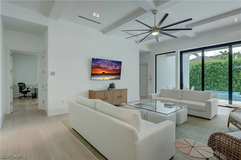 380 1st Avenue N Naples FL 34102
