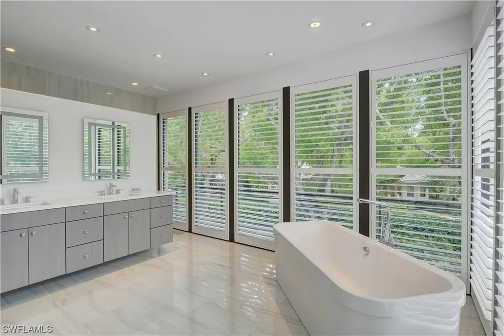 380 1st Avenue N Naples FL 34102
