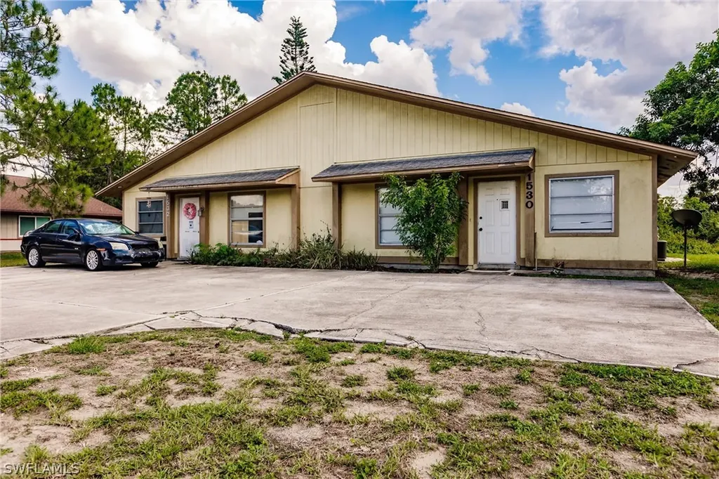 1530/1532 E 12th Street Lehigh Acres FL 33972