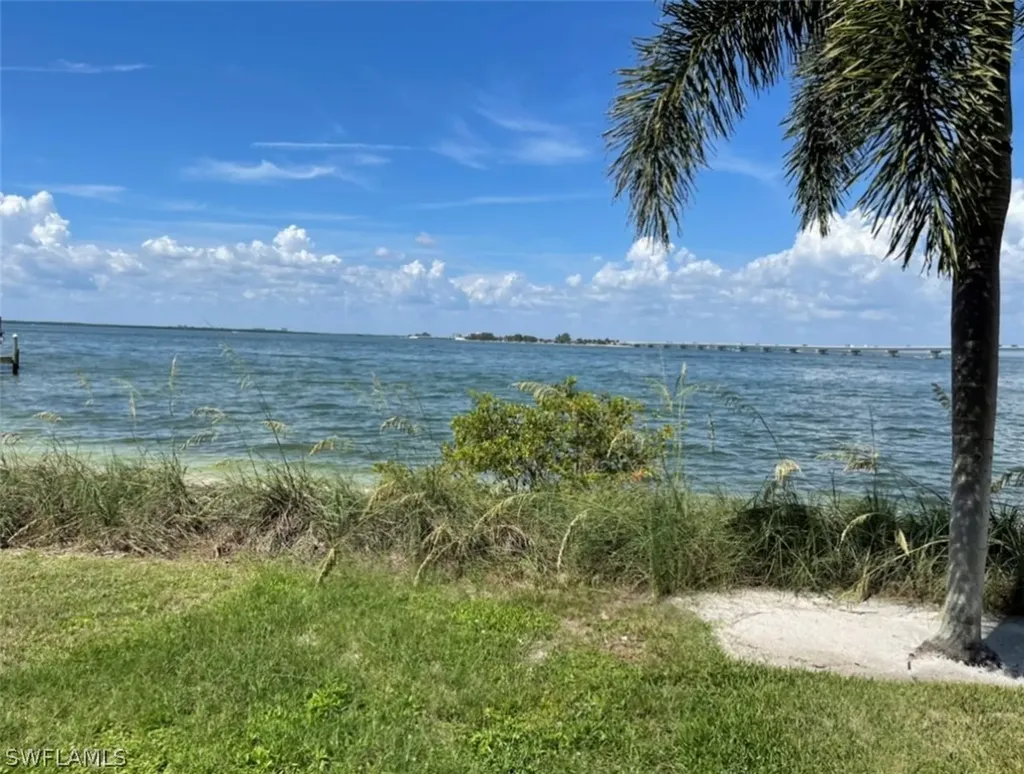 1028 Bayview Drive Sanibel FL 33957