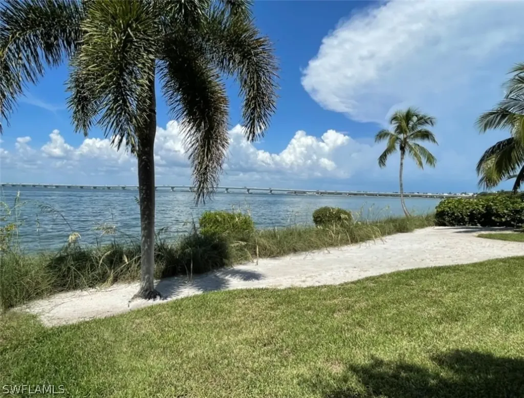 1028 Bayview Drive Sanibel FL 33957