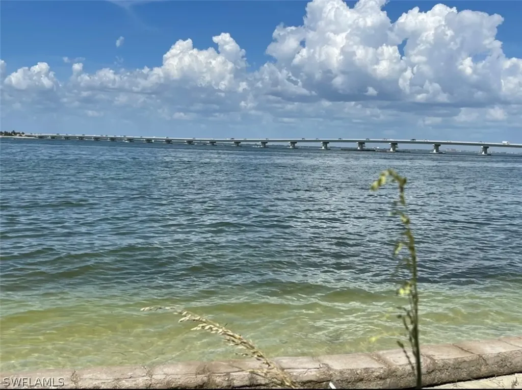 1028 Bayview Drive Sanibel FL 33957