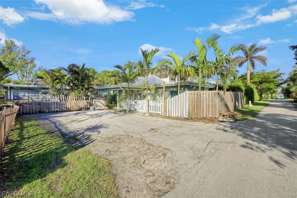 250 1st Avenue N Naples FL 34102