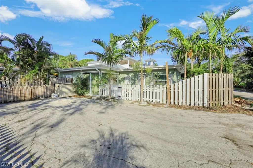 250 1st Avenue N Naples FL 34102