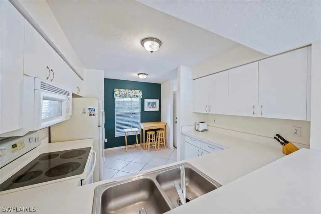 9660 Victoria Lane Naples FL 34109
