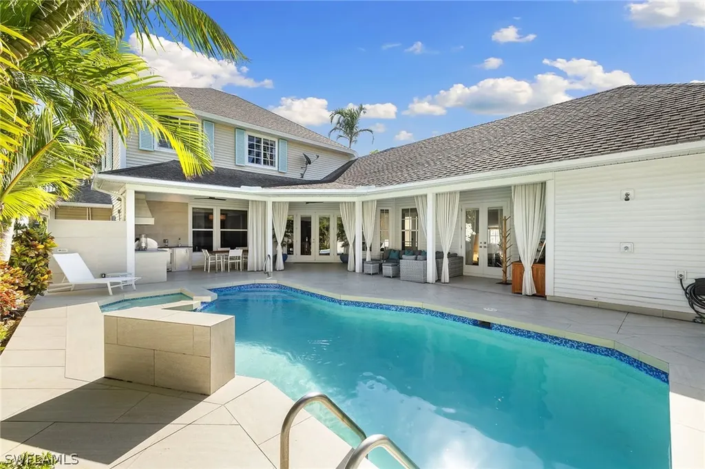 687 9th Avenue S Naples FL 34102