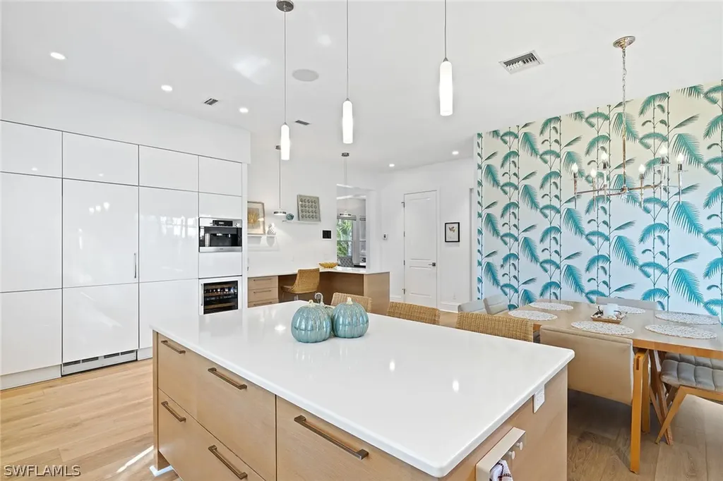 687 9th Avenue S Naples FL 34102