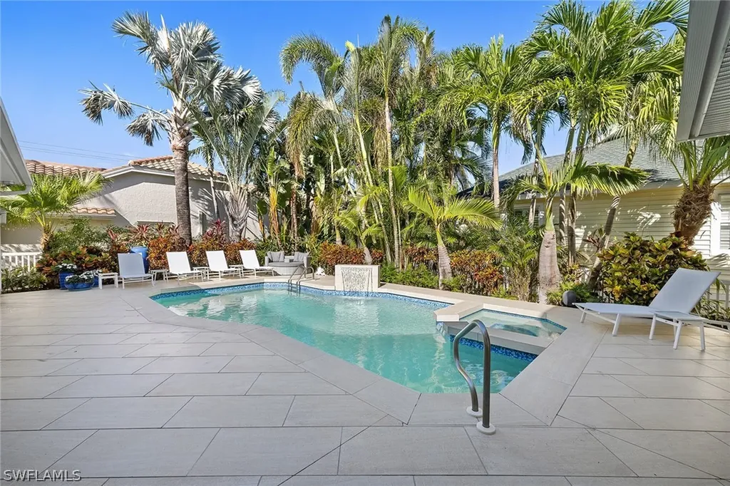 687 9th Avenue S Naples FL 34102
