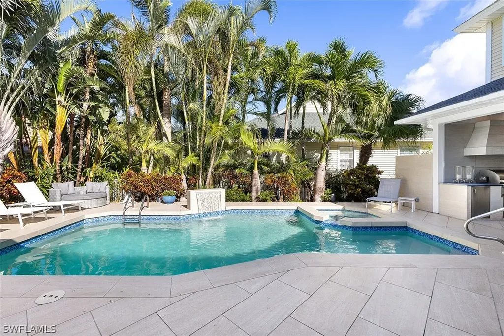 687 9th Avenue S Naples FL 34102