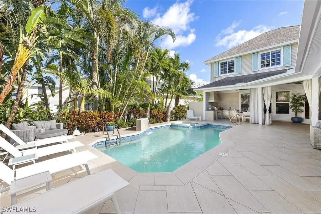 687 9th Avenue S Naples FL 34102