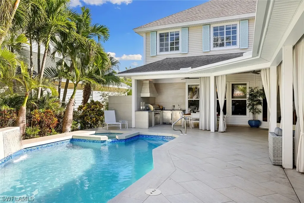 687 9th Avenue S Naples FL 34102