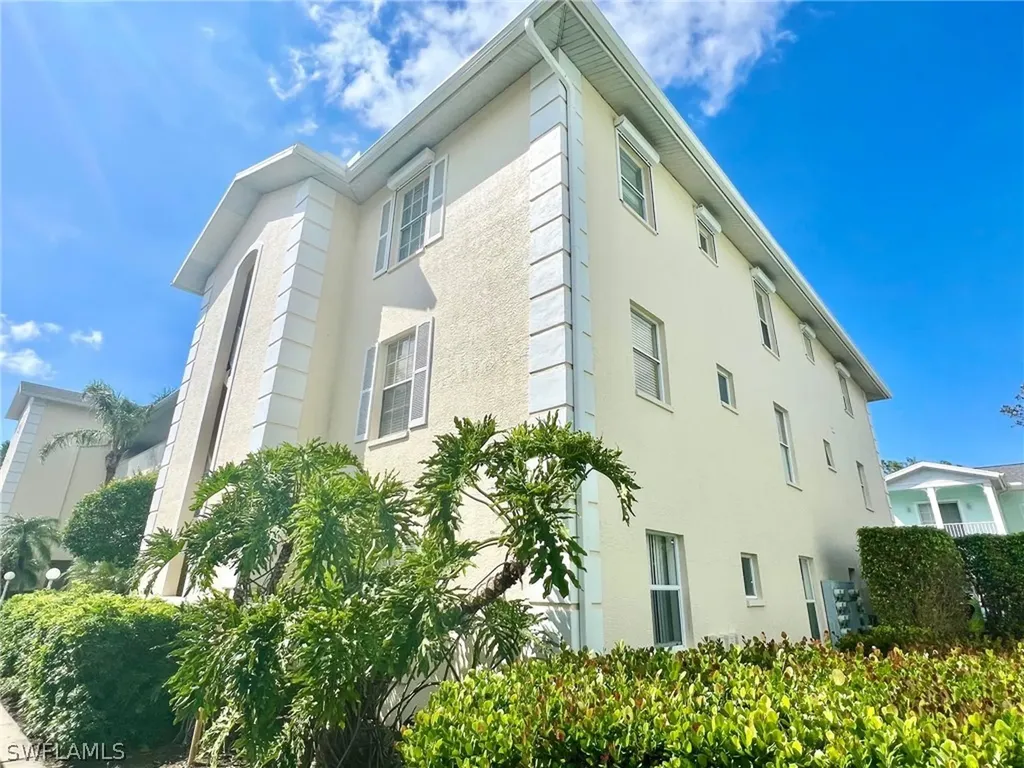 3245 Cypress Glen Way Naples FL 34109
