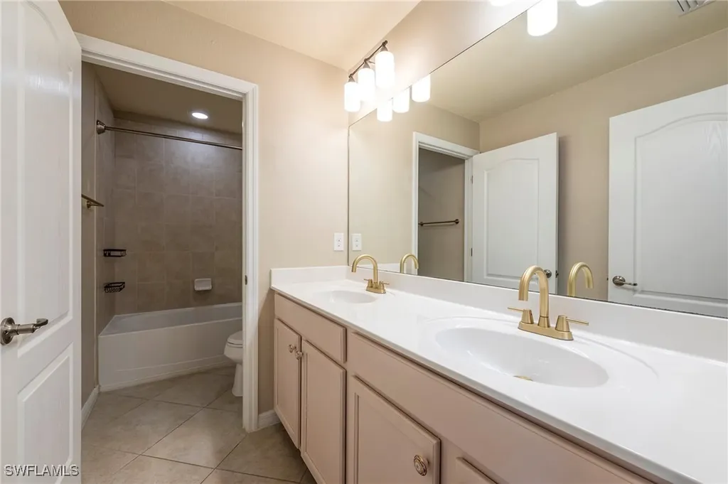 2470 Heydon Circle E Naples FL 34120