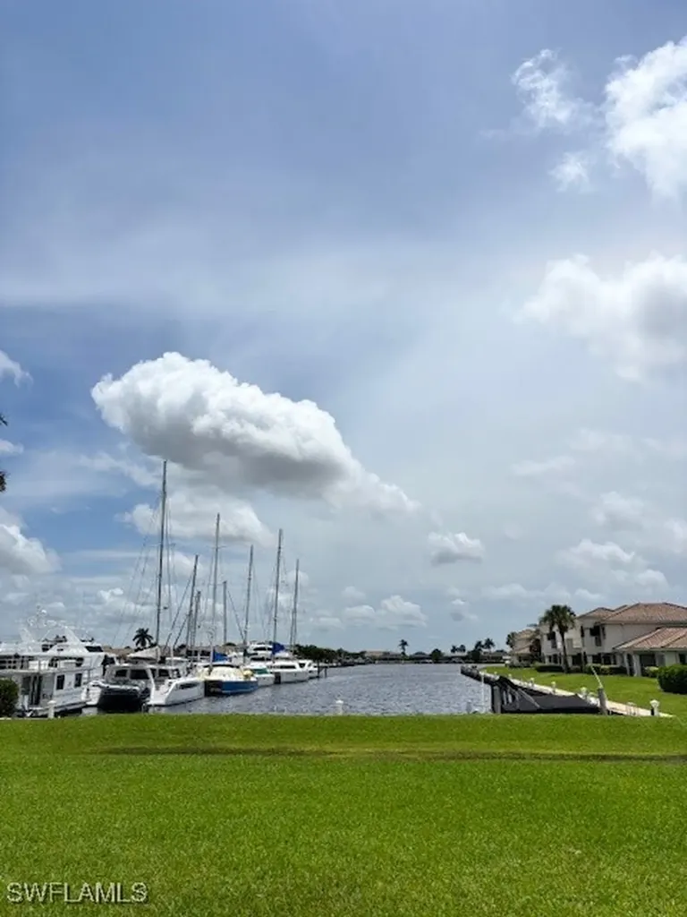 333 Sunrise Cay Naples FL 34114