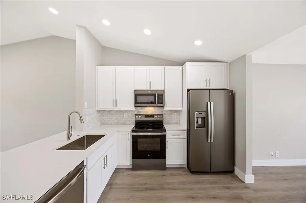 707 Neapolitan Way Naples FL 34103
